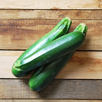 Grosse courgette verte pour soupe